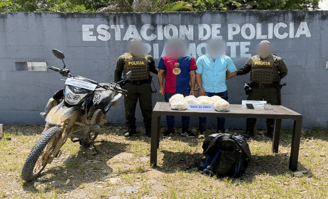 Dos polic&iacute;as, Dos capturados, estupefacientes incautados encima de una mesa y una motocicleta recuperada
