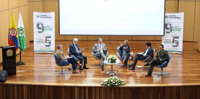 imagen de los panelistas intercambiando ideas en el conversatorio 