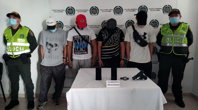 Momentos-antes-les-habían-hurtado-a-dos-ciudadanos-sus-pertenencias-mediante-la-intimidación-con-un-arma-de-fogueo.