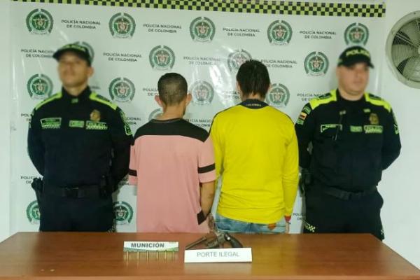 Fueron capturados con un arma de fuego al interior de un vehículo