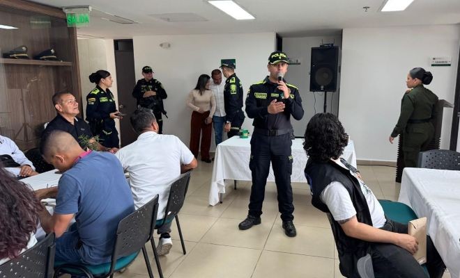 El señor comandante del departamento de Risaralda, acompañado de un grupo de periodistas