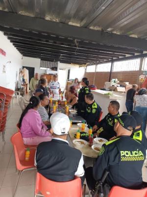 Personas reunidas con la Policía