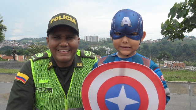 Policía con un niño disfrazado de capitán américa 