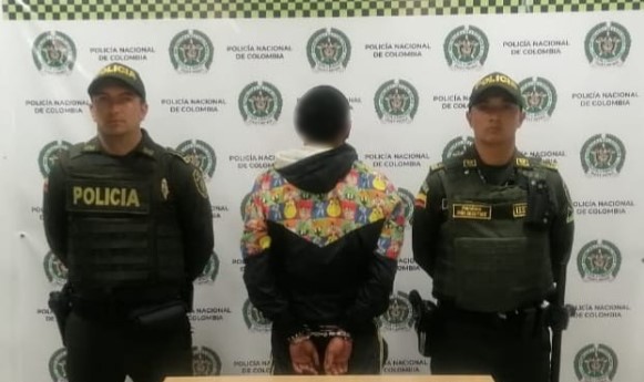 Persona capturada-policías custodiando