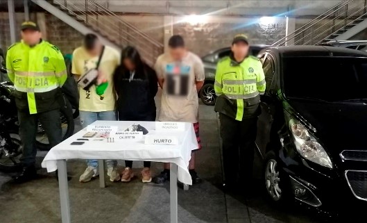 Personas capturadas-policías custodiando-elementos incautados