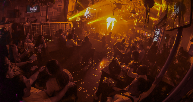 Numerosas-parejas-fueron-premiadas-con-un-concierto-tres