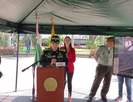 Coronel dando declaraciones a la prensa