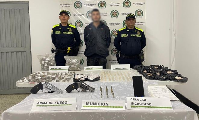 En el procedimiento fueron incautados un revólver, munición y sustancias estupefacientes