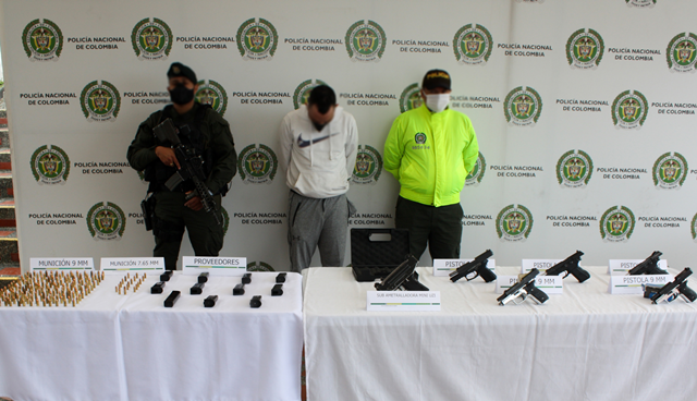 Cinco-pistolas-una-sub-ametralladora-cerca-de-200-cartuchos-y-una-motocicleta-le-fueron-incautadas