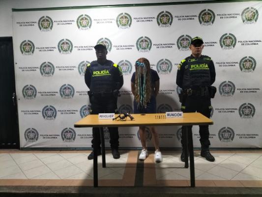 Al momento del procedimiento la patrulla policial es agredida por la comunidad