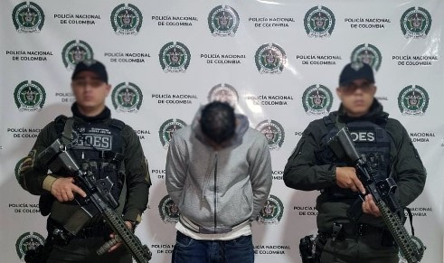 Persona capturada-policías custodiando