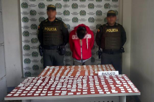 Persona capturada-policías custodiando 