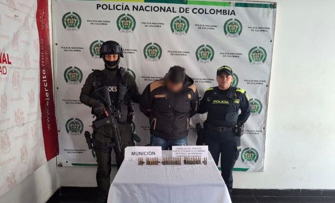 una presunto delincuente capturado, dos polic&iacute;as y elementos de guerra incautados