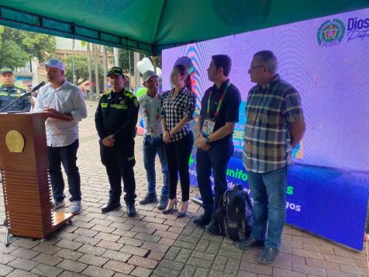 En compañía del Alcalde de la ciudad de Pereira, Carlos Alberto Maya, Secretaria de Gobierno Karen Zape, Secretario de Deporte Gustavo Adolfo Rivera, Jefe de Seguridad William Javier Díaz León, y el delegado de los Juegos Nacionales Jesús Lorduy Dales