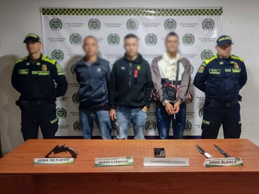 Intimidaban a las personas al parecer armas de fuego y corto-punzantes