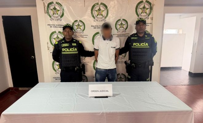 Dos policías y una persona capturada con orden judicial