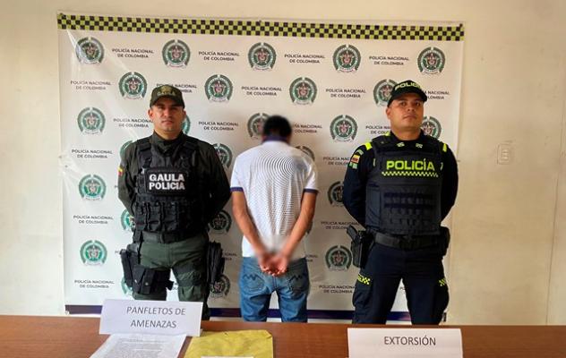 Persona capturada-policías custodiando 