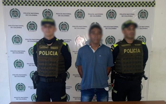 Persona capturada-policías custodiando 