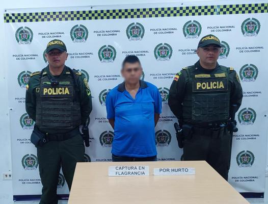 Este sujeto al parecer se hurta una gran cantidad de dinero propiedad de un establecimiento comercial