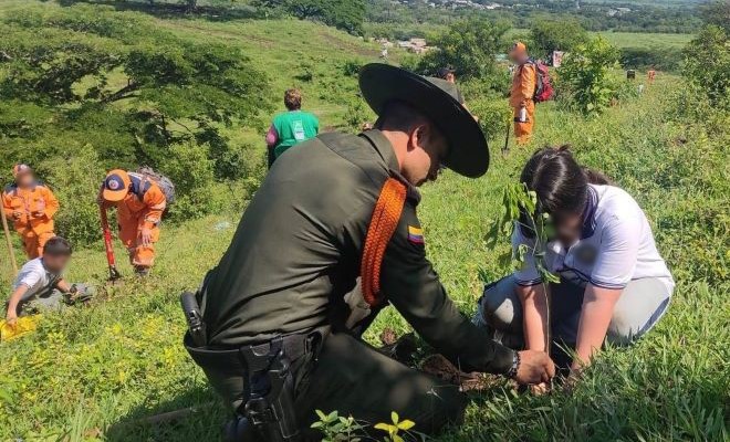 En compañía de la comunidad se realizó la siembra de diferentes tipos de árboles
