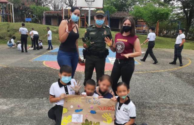 El-Intendente-Mauricio-Cárdenas-y-el-Patrullero-Fabio-López-trabajan-día-a-día-por-el-bienestar-de-nuestros-ciudadanos