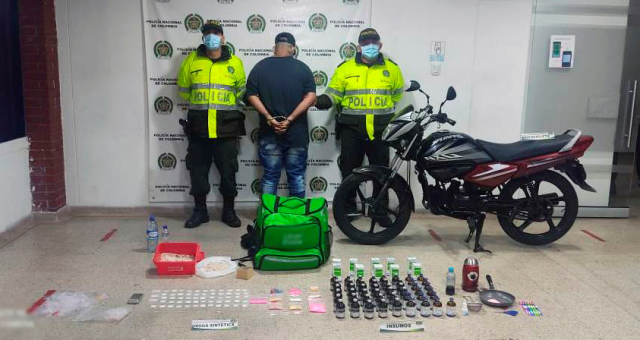 Una persona capturada-policías custodiando-motocicleta inmovilizada-alucinógenos 