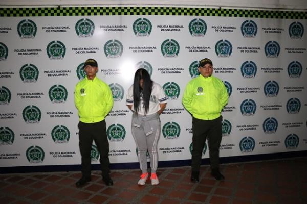 Esta mujer debido a la presión de las autoridades se entrega a la policía nacional en Pereira
