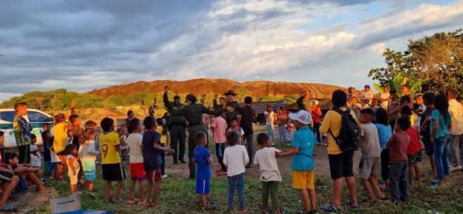 Niños indigenas, policias