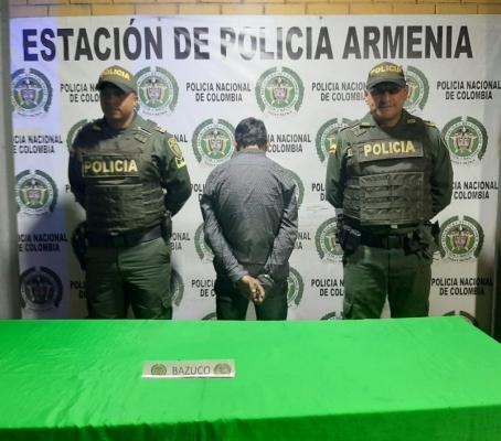 Persona capturada-policías custodiando