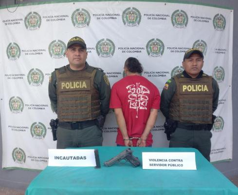 Persona capturada-policías custodiando