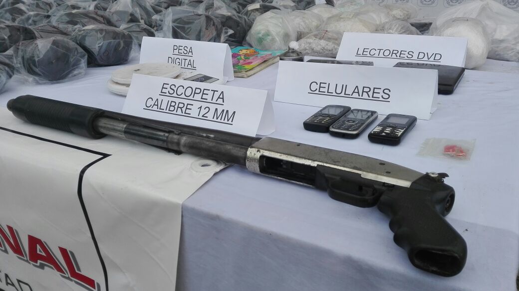 Elementos incautados durante la operación.