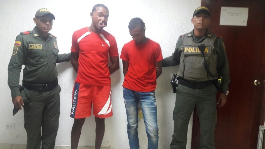 Policía Nacional captura dos sujetos y recupera un celular