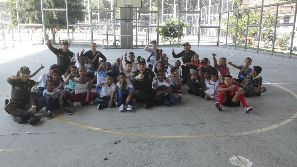 Con el propósito de afianzar y fortalecer los vínculos con la comunidad, se implementa el programa MINI POLFA