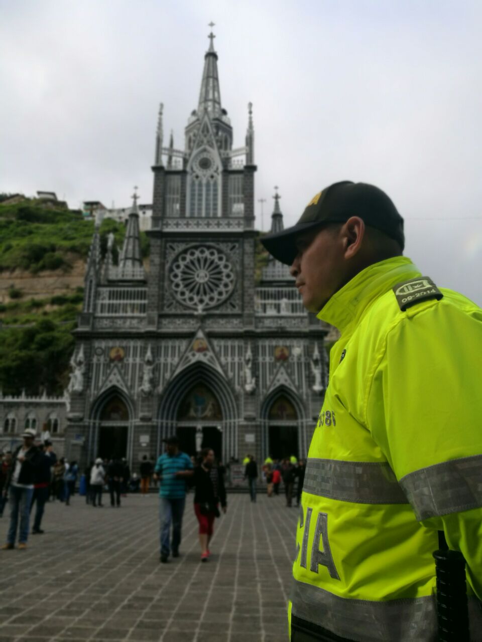 Policía Nacional acompañando a los feligreses en el Santuario de las Lajas Ipiales