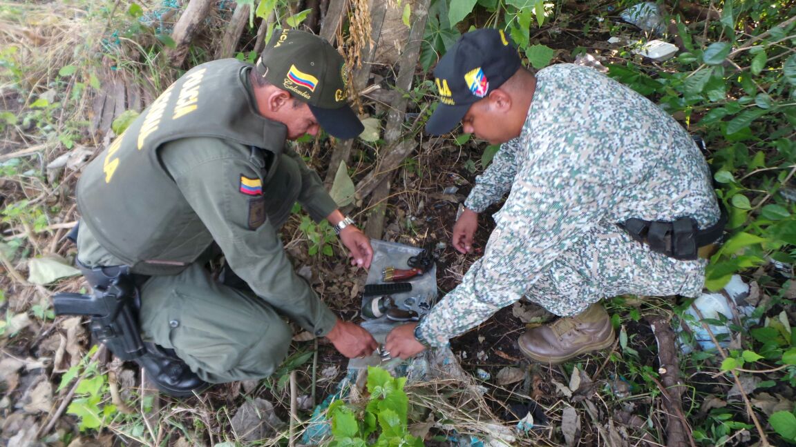 Unidades del GAULA de la Policia Nacional hallaron una caleta con armas y explosivos 