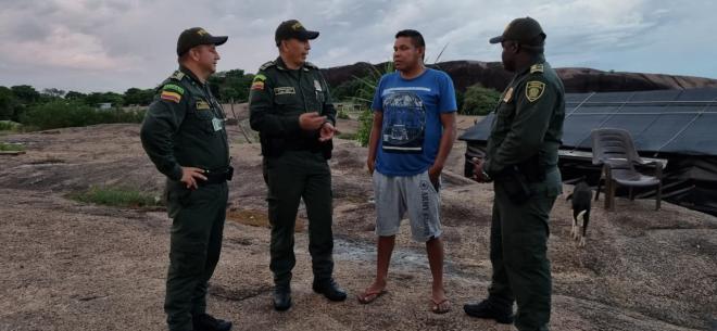 Capitan indigena, policias 