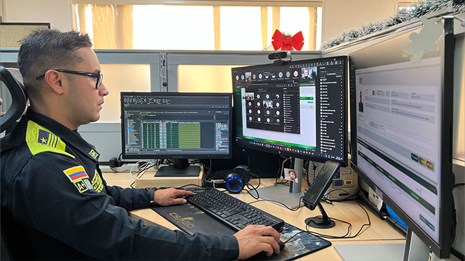 funcionario administrando el sistema