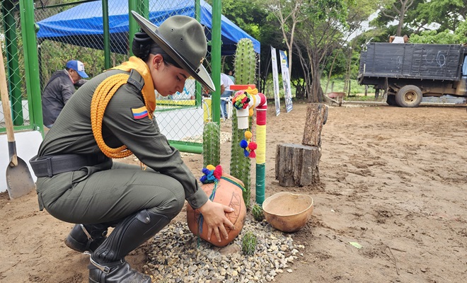 Policía organizando pozo para la comunidad