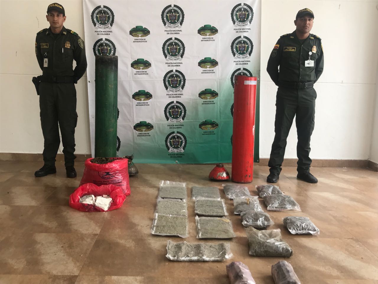 Incautan-18-kilos-de-marihuana-y-3.5-kilos-de-cocaína-ocultos-en-cilindros-de-acetileno 