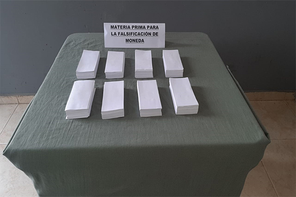 En puesto de control hallamos 1.180 fragmentos de papel con impresiones de billetes de 50 mil pesos