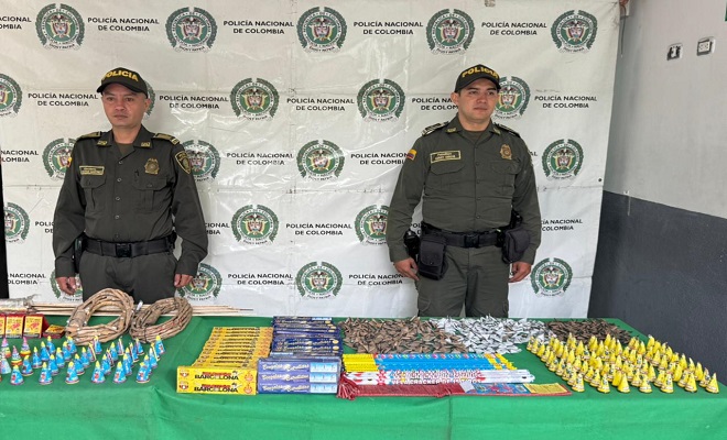 Entre los elementos pirotécnicos incautados se encuentran: bengalas, volcanes, rosas chinas, entre otros.