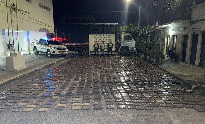 Alucinógeno incautado-personas capturadas-policías custodiando