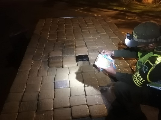 195 kilos de marihuana venían encaletados en el techo de un camión 