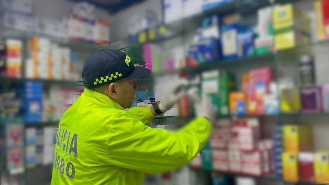 un policía revisando medicamentos