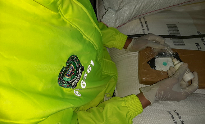 En caleta instalada a un contenedor se incautaron 1.013 kilos de cocaína