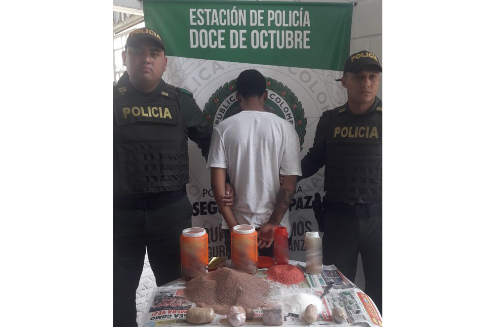 Policías custodian a capturado en Medellín con sustancias estupefacientes