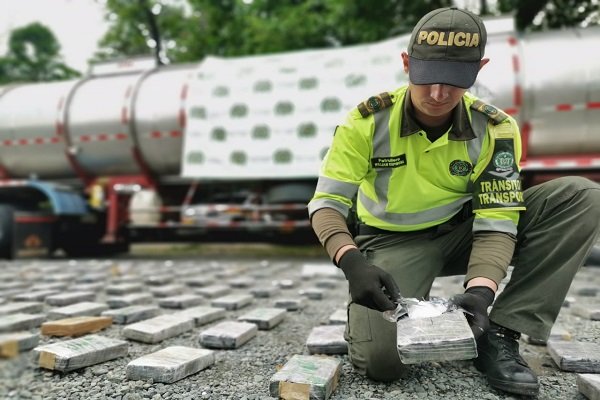 En caleta adherida a la parte trasera del remolque de un camión fueron hallados 300 kilos de estupefacientes 