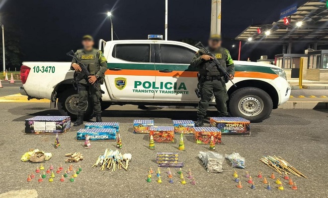 Pólvora incautada-policías custodiando