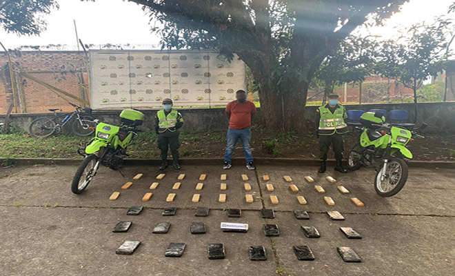 pasajero de un bus, con una maleta llena de droga