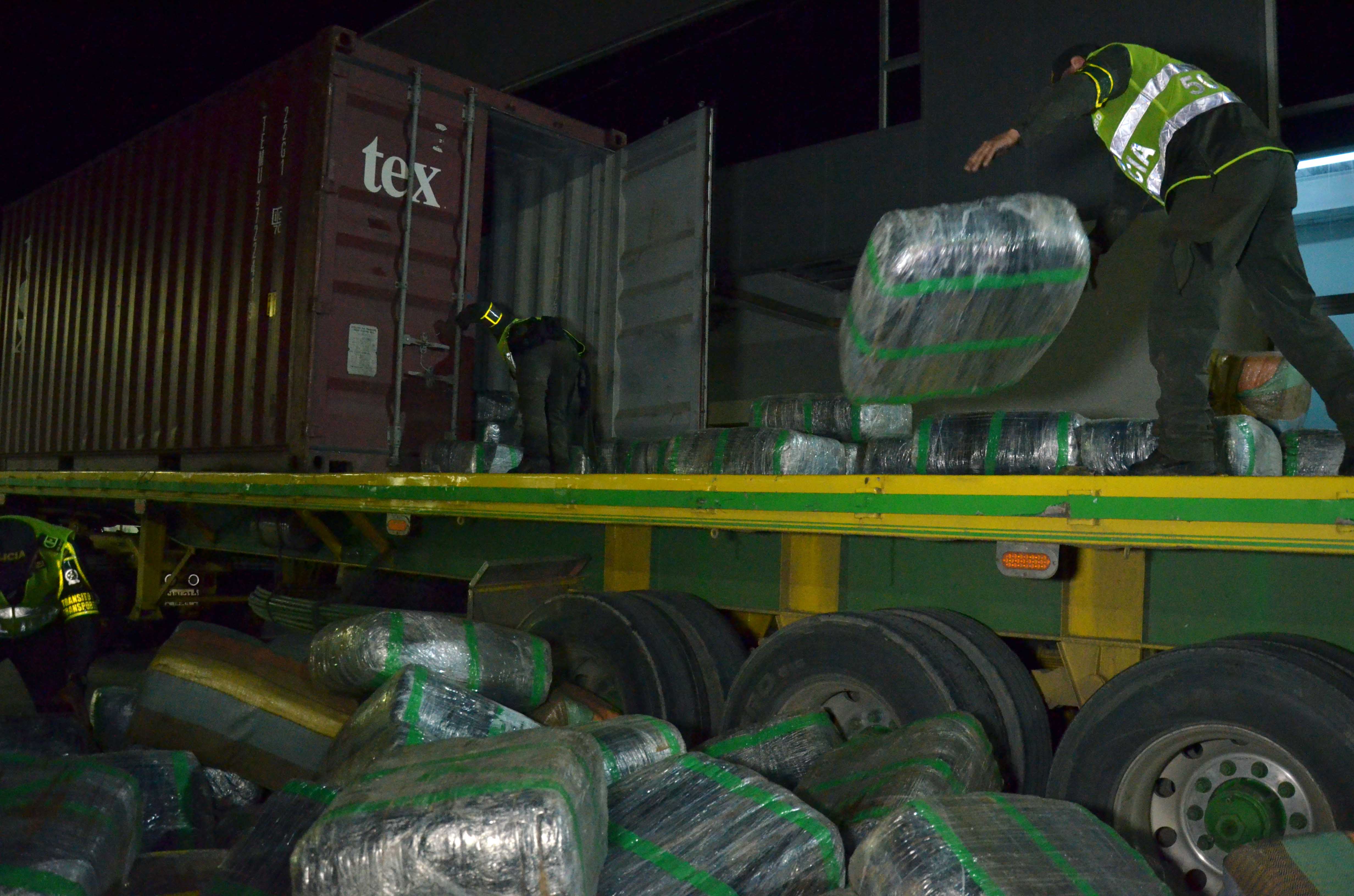 Policías de la seccional de tránsito y transporte descargan droga de camión